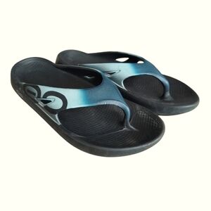 OOFOS Men's Black and Blue Gradient Flip-Flops